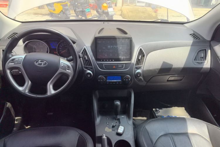 Used Hyundai ix35 2015 2.0L Automatic 2WD Smart Version China V Standard Center Console