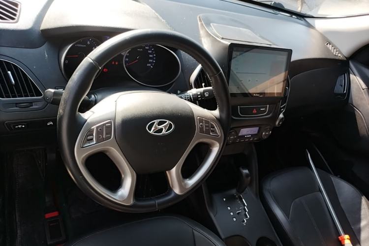 Used Hyundai ix35 2015 2.0L Automatic 2WD Comfort Edition China IV Standard Center Console