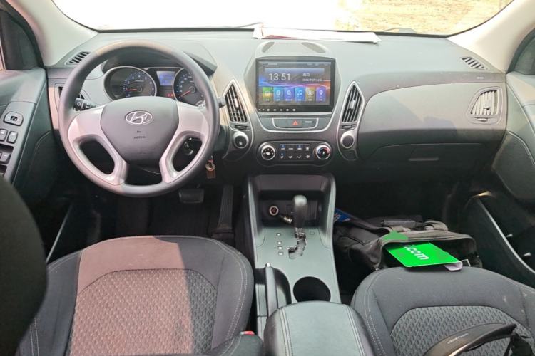 Used Hyundai ix35 2015 2.0L Automatic 2WD Comfort Edition China IV Standard Center Console
