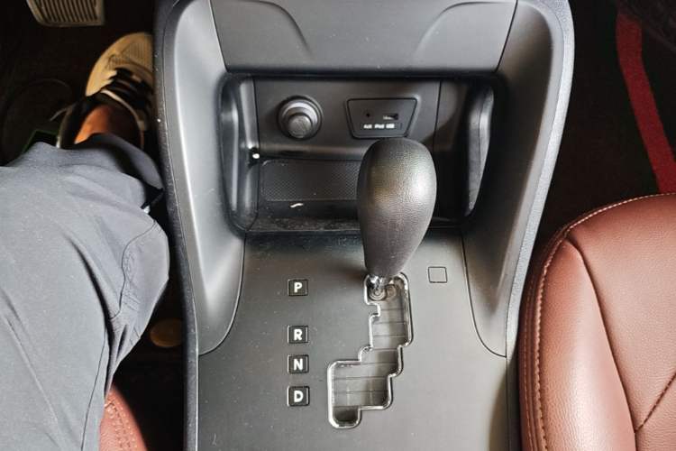 Used Hyundai ix35 2015 2.0L Automatic 2WD Comfort Edition China IV Standard Gear Lever