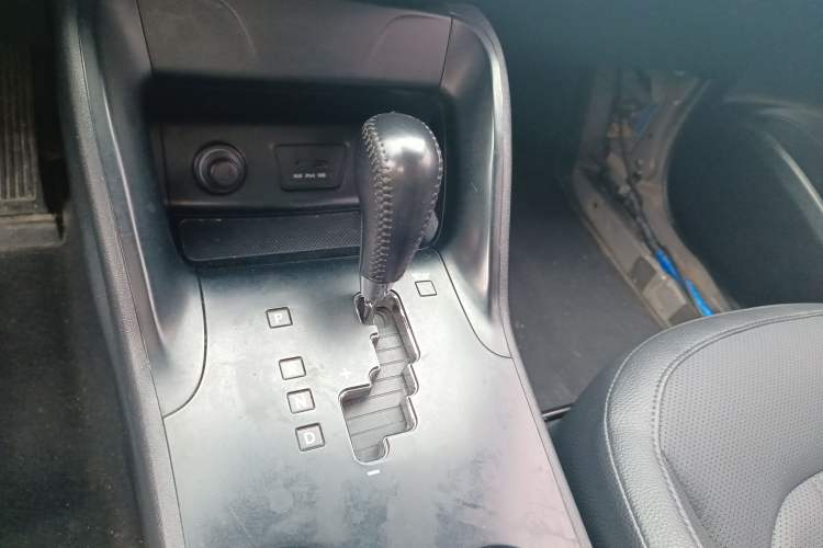 Used Hyundai ix35 2015 2.0L Automatic 2WD Smart Type China IV Gear Lever