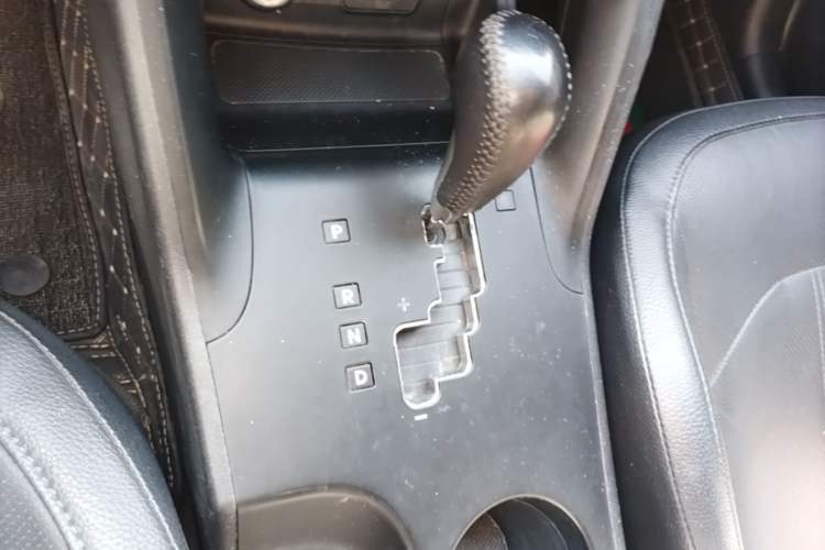 Used Hyundai ix35 2015 2.0L Automatic 2WD Comfort Edition China IV Standard Gear Lever