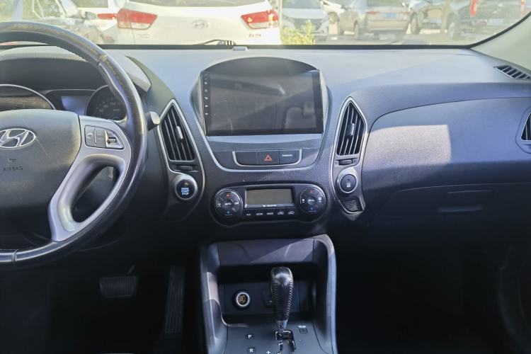 Used Hyundai ix35 2015 2.0L Automatic 2WD Smart Type China IV Interior 1