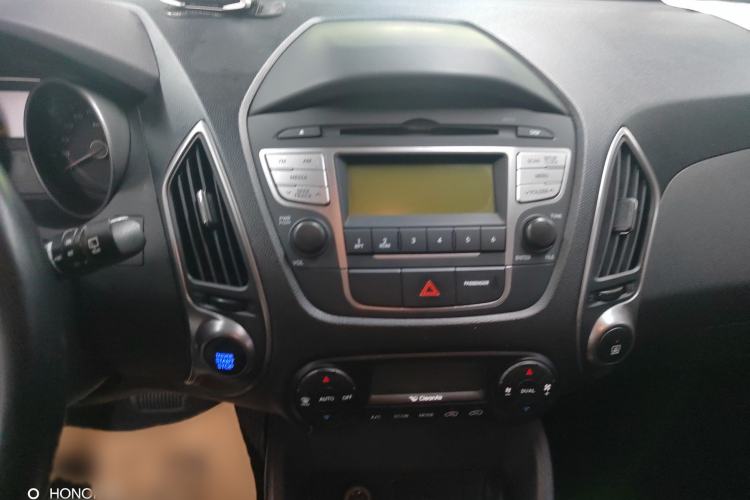 Used Hyundai ix35 2015 2.0L Automatic 2WD Smart Type China IV Interior 3