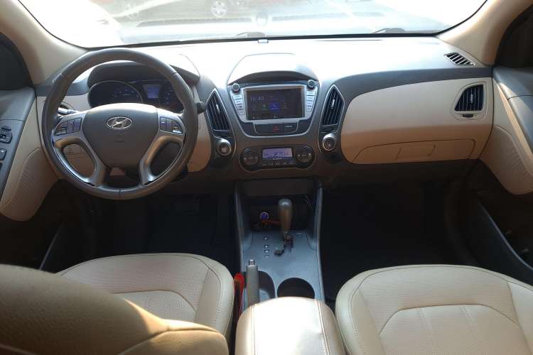 Used Hyundai ix35 2015 2.0L Automatic 2WD Smart Type China IV Interior 3