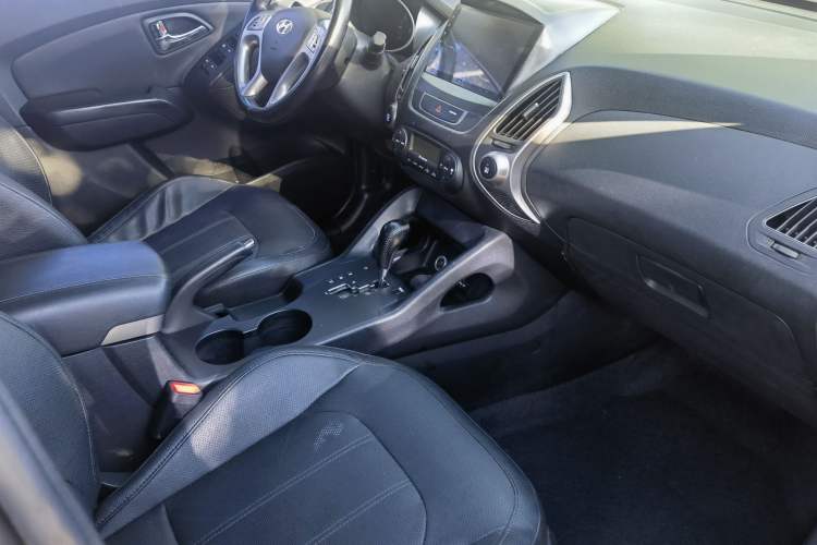 Used Hyundai ix35 2015 2.0L Automatic 2WD Smart Type China IV Interior 4