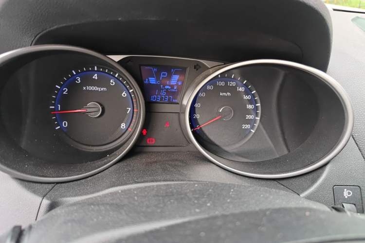 Used Hyundai ix35 2015 2.0L Automatic 2WD Smart Type China IV Odometer Close Up