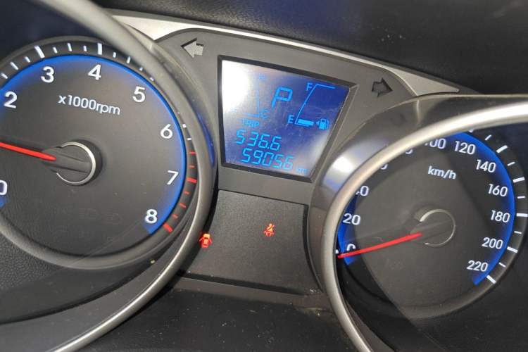 Used Hyundai ix35 2015 2.0L Automatic 2WD Smart Type China IV Odometer Close Up