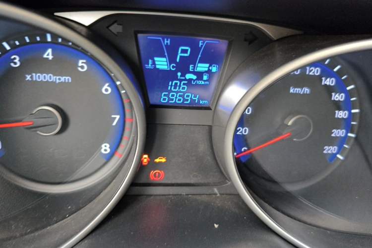 Used Hyundai ix35 2015 2.0L Automatic 2WD Smart Type China IV Odometer Close Up