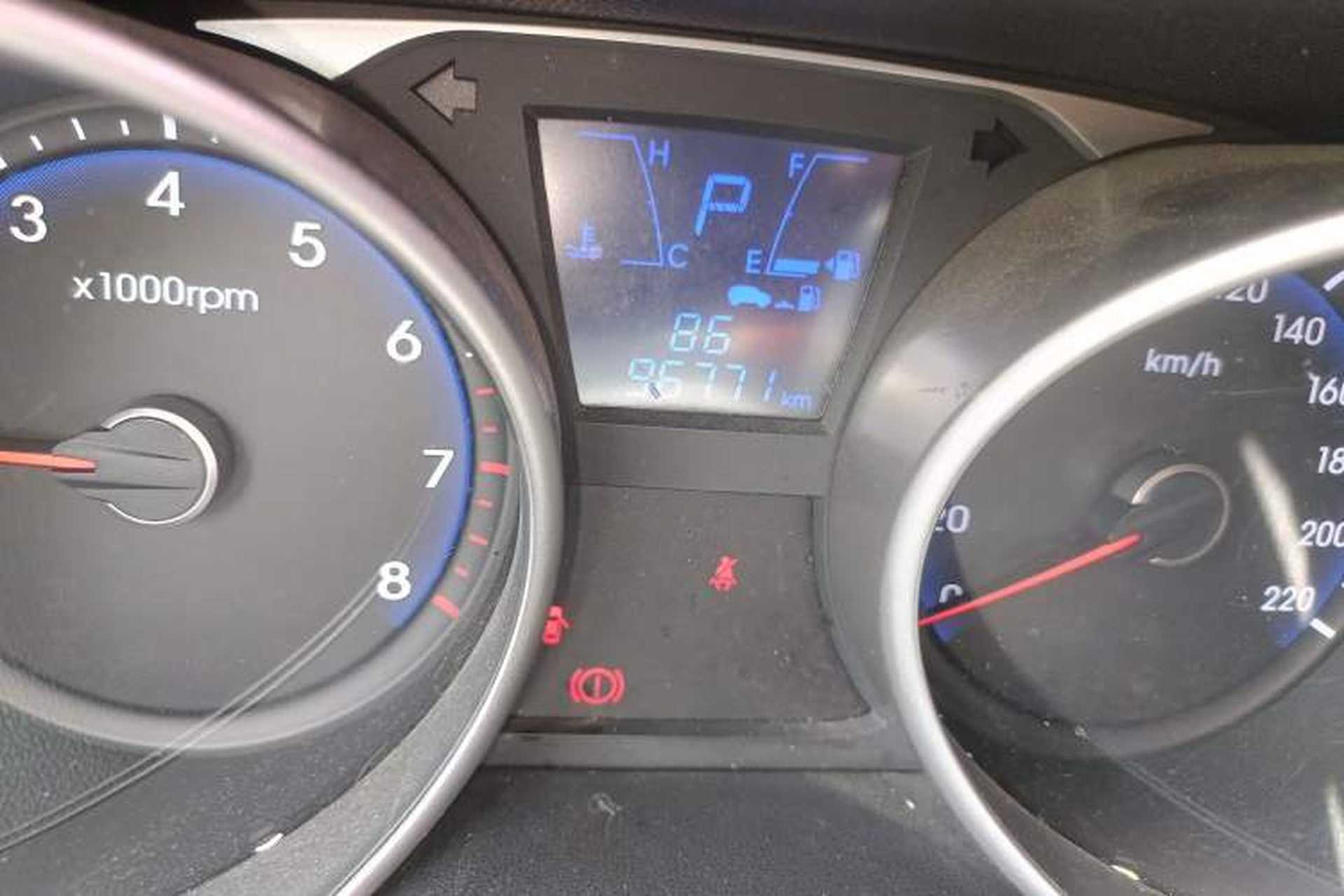Used Hyundai ix35 2015 2.0L Automatic 2WD Smart Type China IV Odometer Close Up