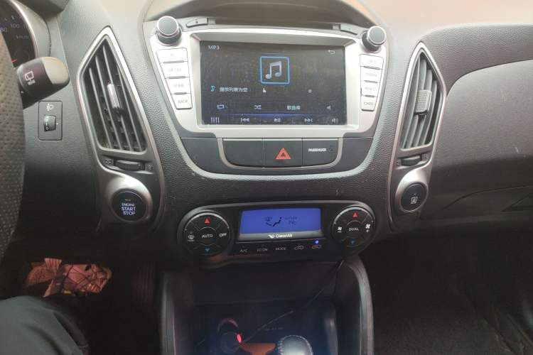 Used Hyundai ix35 2015 2.0L Automatic 2WD Smart Type China IV Audio And AC Panel