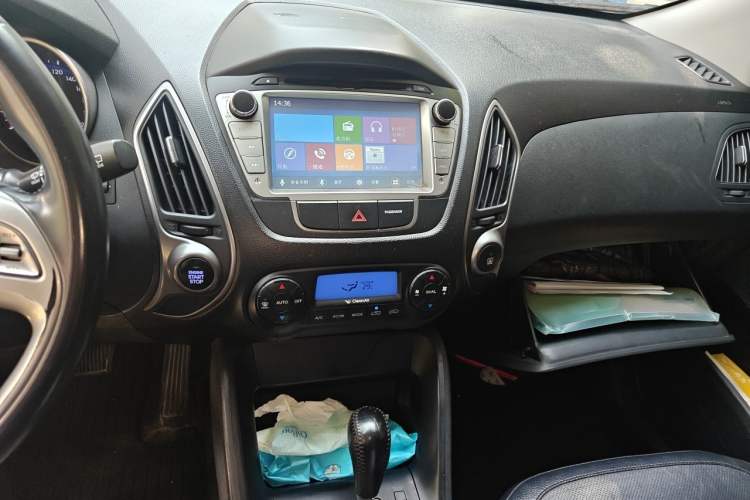 Used Hyundai ix35 2015 2.0L Automatic 2WD Smart Version China V Standard Audio And AC Panel