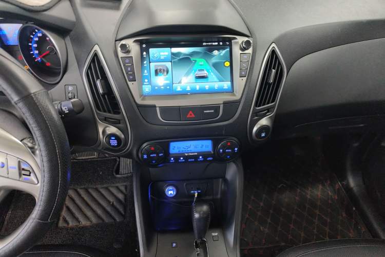 Used Hyundai ix35 2015 2.0L Automatic 2WD Smart Version China V Standard Audio And AC Panel