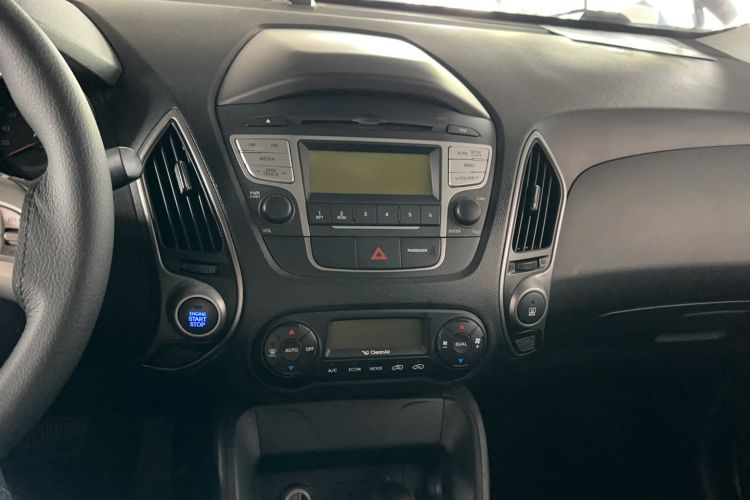 Used Hyundai ix35 2015 2.0L Automatic 2WD Smart Version China V Standard Audio And AC Panel
