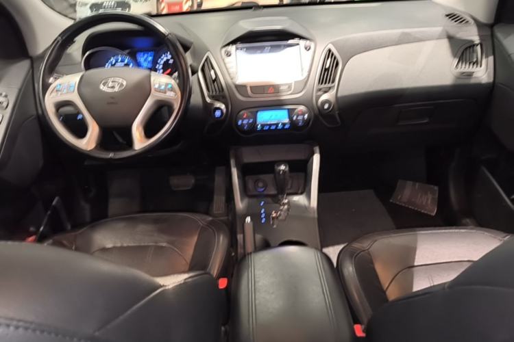 Used Hyundai ix35 2015 2.0L Automatic 2WD Smart Type China IV Center Console