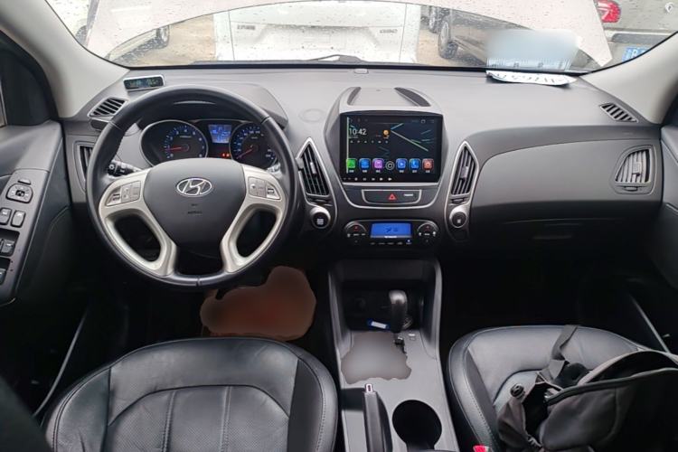 Used Hyundai ix35 2015 2.0L Automatic 2WD Smart Type China IV Center Console