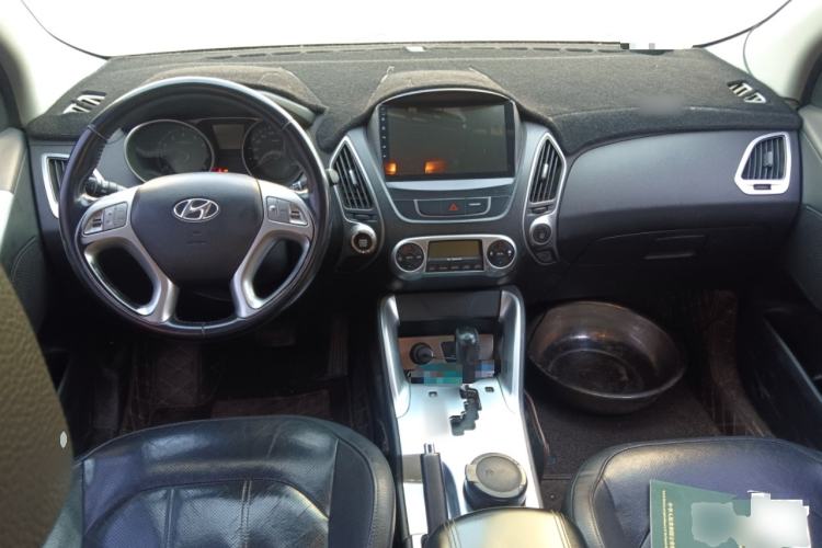 Used Hyundai ix35 2015 2.0L Automatic 2WD Smart Type China IV Center Console