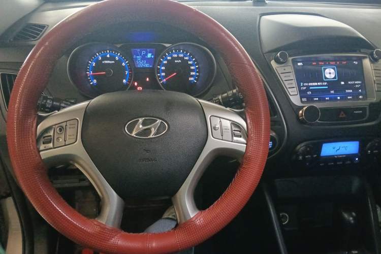 Used Hyundai ix35 2015 2.0L Automatic 2WD Smart Type China IV Center Console