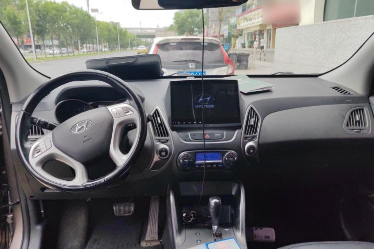 Used Hyundai ix35 2015 2.0L Automatic 2WD Smart Type China IV Center Console