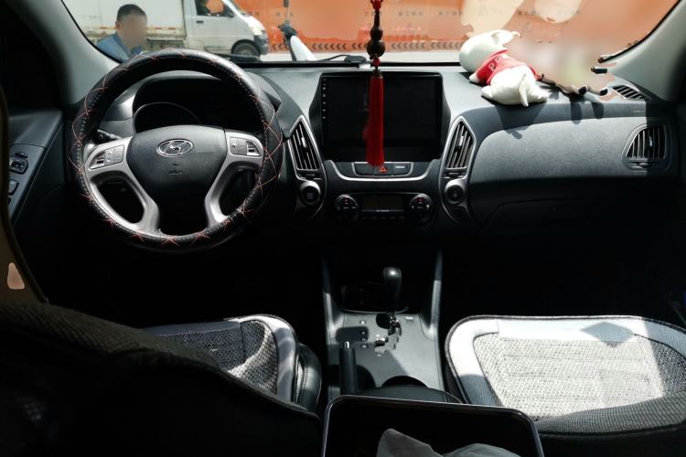Used Hyundai ix35 2015 2.0L Automatic 2WD Smart Type China IV Center Console