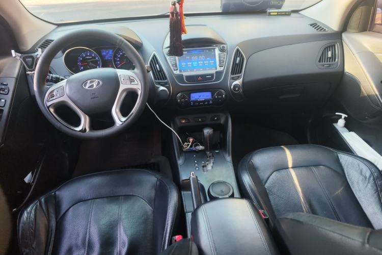 Used Hyundai ix35 2015 2.0L Automatic 2WD Smart Type China IV Center Console