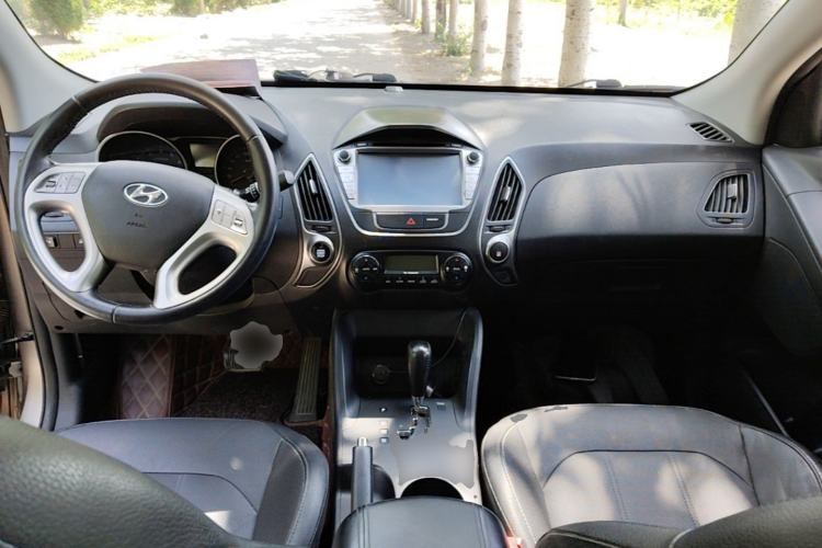 Used Hyundai ix35 2015 2.0L Automatic 2WD Smart Type China IV Center Console