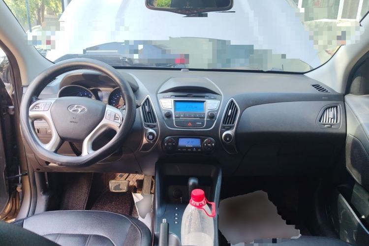 Used Hyundai ix35 2015 2.0L Automatic 2WD Smart Type China IV Center Console
