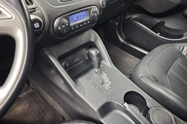 Used Hyundai ix35 2015 2.0L Automatic 2WD Smart Type China IV Gear Lever