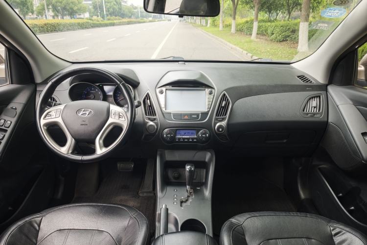 Used Hyundai ix35 2015 2.0L Automatic 2WD Smart Type China IV Interior 1