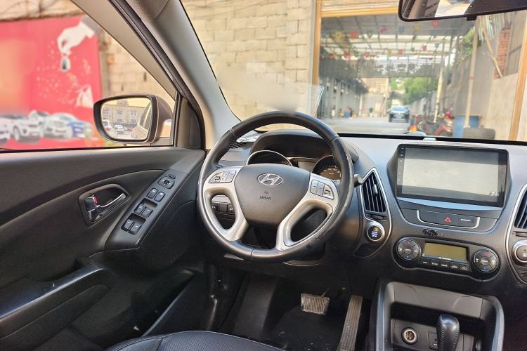 Used Hyundai ix35 2015 2.0L Automatic 2WD Smart Version China V Standard Interior 2