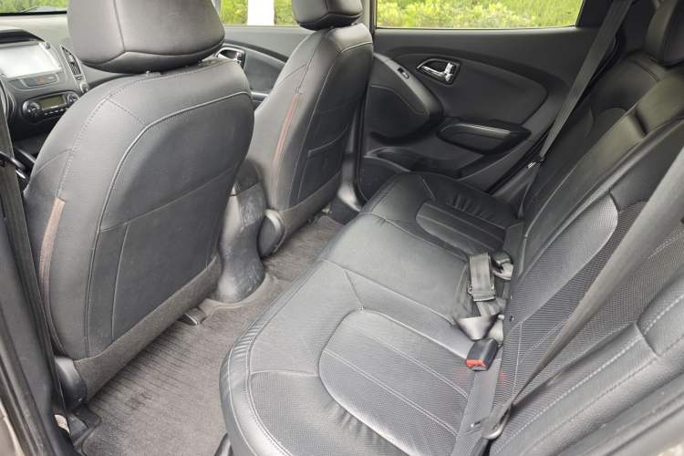 Used Hyundai ix35 2015 2.0L Automatic 2WD Smart Type China IV Interior 3