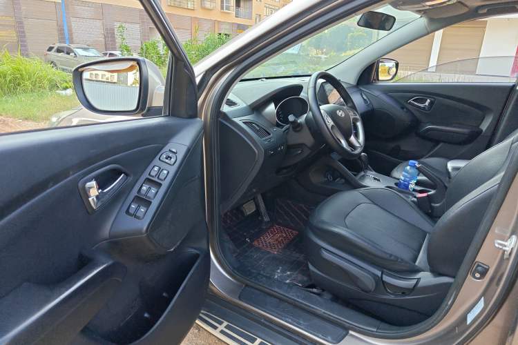 Used Hyundai ix35 2015 2.0L Automatic 2WD Smart Type China IV Interior 3