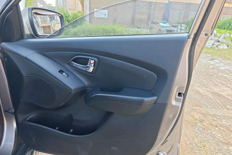 Used Hyundai ix35 2015 2.0L Automatic 2WD Smart Type China IV Interior 5