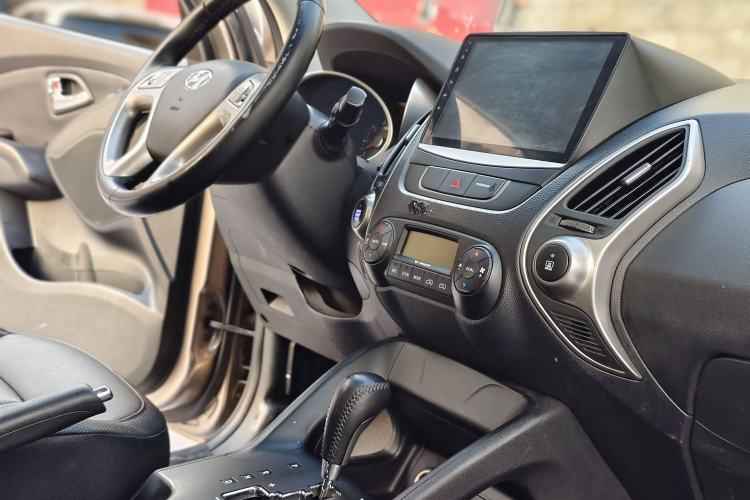 Used Hyundai ix35 2015 2.0L Automatic 2WD Smart Version China V Standard Interior 9