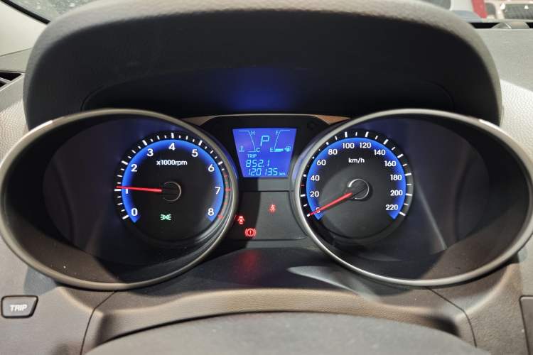 Used Hyundai ix35 2015 2.0L Automatic 2WD Smart Type China IV Odometer Close Up