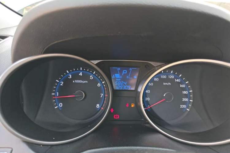 Used Hyundai ix35 2015 2.0L Automatic 2WD Smart Type China IV Odometer Close Up