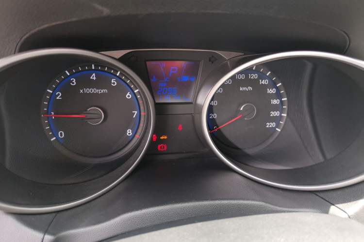 Used Hyundai ix35 2015 2.0L Automatic 2WD Smart Type China IV Odometer Close Up