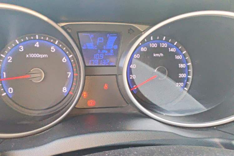Used Hyundai ix35 2015 2.0L Automatic 2WD Smart Type China IV Odometer Close Up