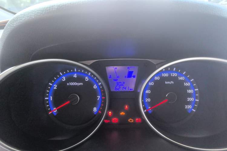 Used Hyundai ix35 2015 2.0L Manual Two-Wheel Drive Comfort Version China IV Standard Odometer Close Up