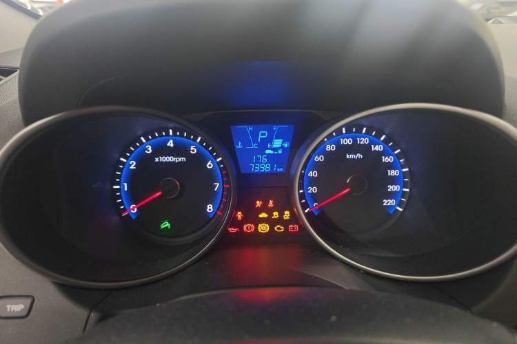 Used Hyundai ix35 2015 2.0L Automatic 2WD Smart Type China IV Odometer Close Up
