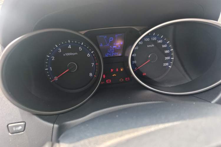 Used Hyundai ix35 2015 2.0L Automatic 2WD Smart Version China V Standard Odometer Close Up