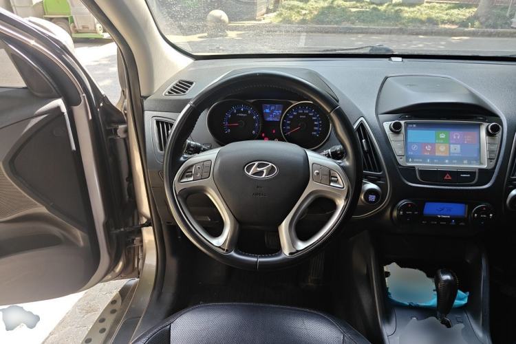 Used Hyundai ix35 2015 2.0L Automatic 2WD Smart Version China V Standard Steering Wheel