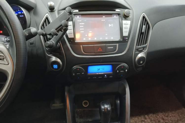Used Hyundai ix35 2015 2.0L Automatic 2WD Smart Version China V Standard Audio And AC Panel