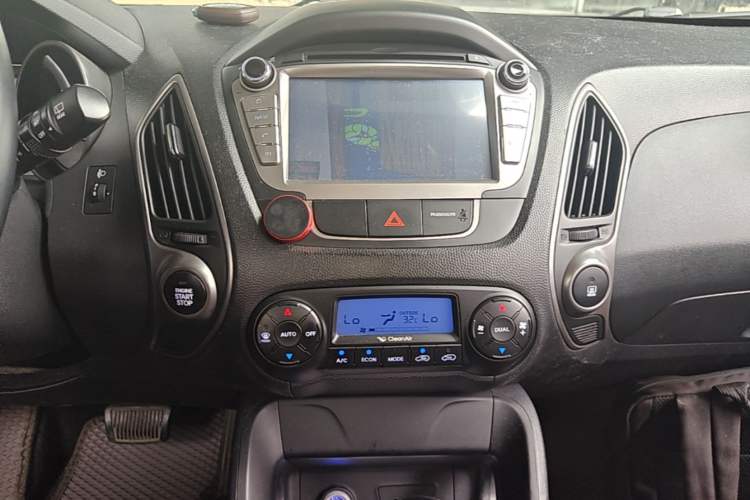 Used Hyundai ix35 2015 2.0L Automatic 2WD Smart Version China V Standard Audio And AC Panel