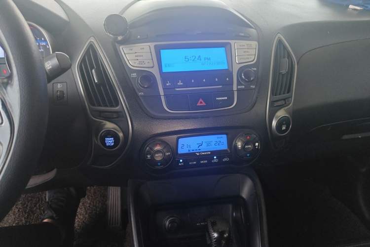 Used Hyundai ix35 2015 2.0L Automatic 2WD Smart Version China V Standard Audio And AC Panel