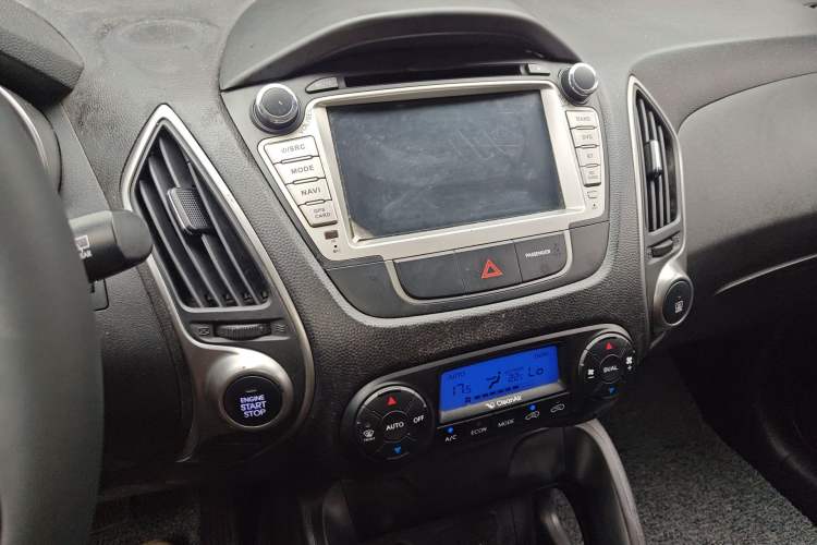 Used Hyundai ix35 2015 2.0L Automatic 2WD Smart Version China V Standard Audio And AC Panel