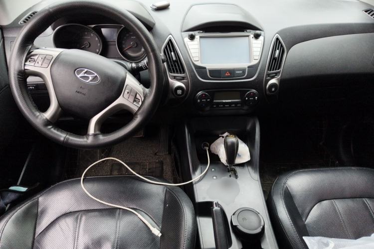 Used Hyundai ix35 2015 2.0L Automatic 2WD Smart Type China IV Center Console