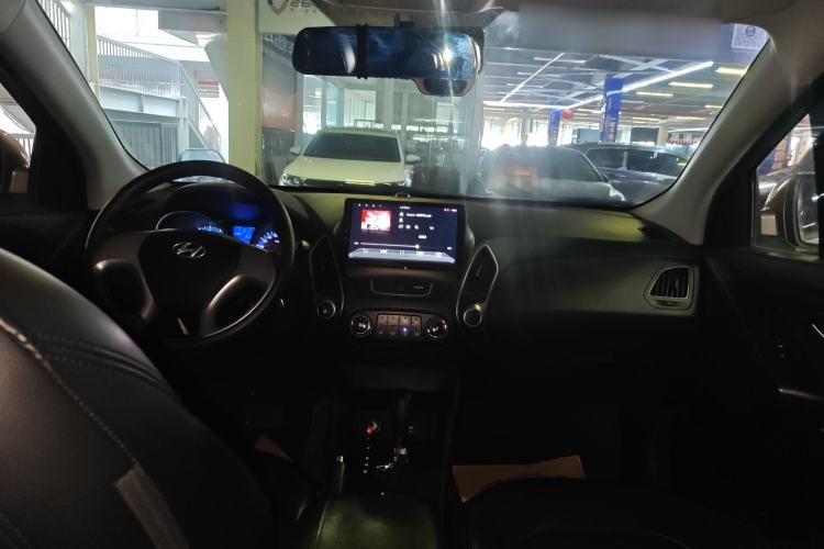 Used Hyundai ix35 2015 2.0L Automatic 2WD Comfort Edition China IV Standard Center Console