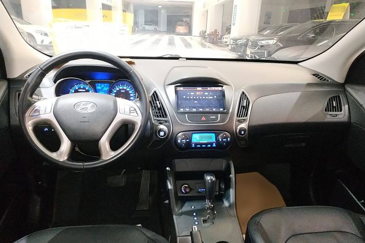 Used Hyundai ix35 2015 2.0L Automatic 2WD Smart Type China IV Center Console