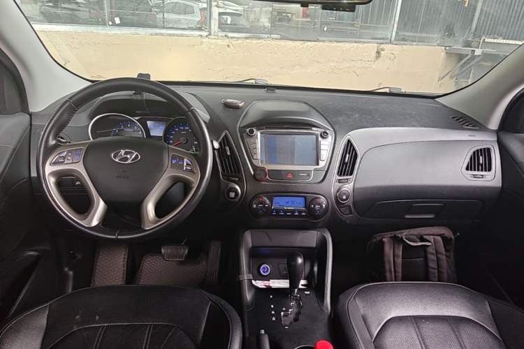 Used Hyundai ix35 2015 2.0L Automatic 2WD Smart Version China V Standard Center Console
